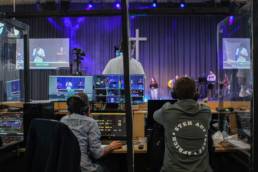 Techniker vom Jesus Centrum Kassel überwachten den Livestream